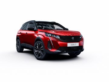 Rode Peugeot 3008 SUV geparkeerd op een witte achtergrond, wat het strakke ontwerp met opvallende koplampen en grote zwarte wielen laat zien.