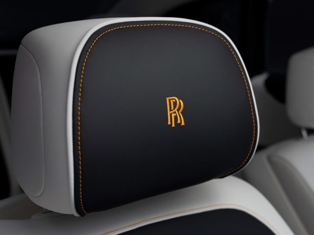 Luxe Rolls-Royce Ghost hoofdsteun met geborduurd logo en contrasterende stiksels.