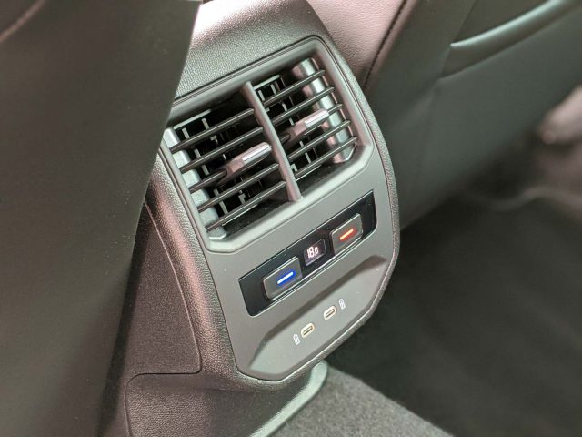 Bedieningselementen voor auto-airconditioning en ventilatieopening op de achterconsole van de Seat Leon Sportstourer met temperatuur ingesteld op 80 graden en knoppen voor ventilatorsnelheid en luchtstroomrichting.