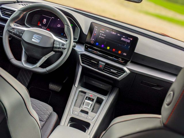 Interieur van een Seat Leon Sportstourer met het stuur, het dashboard en het infotainmentsysteem.