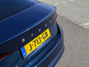 Close-up van de achterkant van een blauwe Skoda Octavia met een zichtbaar kenteken en een Nederlands landnummer.