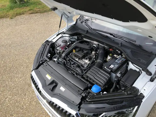 Open autokap met een gedetailleerd aanzicht van een Skoda Octavia iV-motorruimte met zichtbare componenten.