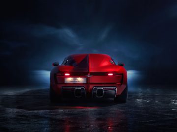 Een rode sportwagen met gloeiende koplampen en achterlichten geparkeerd op een mistige, donkere achtergrond, wat het strakke ontwerp en de krachtige AERO 3-uitstraling benadrukt.