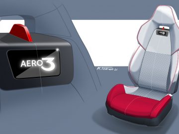 Conceptontwerpillustraties van een modern, stijlvol toerautostoeltje en VR-headset met het opschrift "Touring AERO 3", beide met strakke rode en zwarte kleuren.