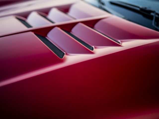 Close-up van een rode Touring AERO 3-sportwagenkap met ventilatieroosters.