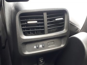 Autodashboarddetail van een Toyota ProAce City Verso met een ventilatieopening en bedieningselementen voor stoelverwarming en een USB-poort.