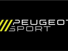 Logo van Peugeot Sport met een gestileerd leeuwenklauwontwerp in geel naast de tekst op een zwarte achtergrond.