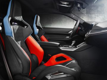 Luxe sportwageninterieur met rode en zwarte lederen stoelen, een strakke middenconsole en een modern dashboardontwerp geïnspireerd op de BMW M4 Competition x KITH.