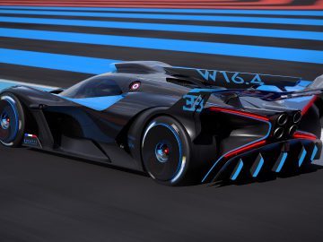 Een futuristische Bugatti Bolide in het zwart met blauwe accenten die over een racecircuit raast, met een grote achterspoiler en meerdere uitlaten.