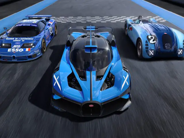Drie raceauto's, een moderne Bugatti Bolide geflankeerd door een vintage en een NASCAR-voertuig, racen over een racecircuit.