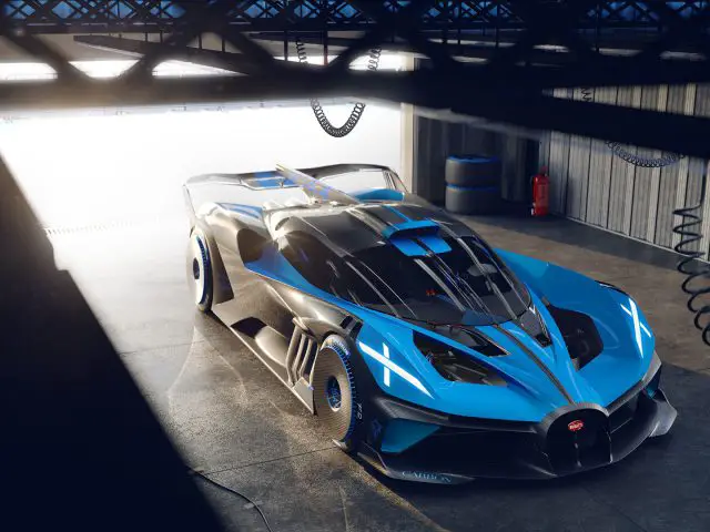 Een blauwe, krachtige Bugatti Bolide geparkeerd in een zonovergoten garage, vanuit een lage hoek door metalen balken gezien.