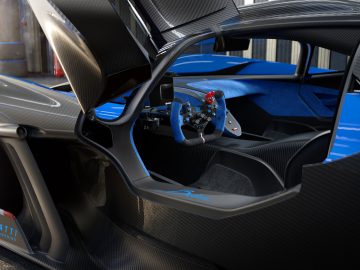 Binnenaanzicht van een Bugatti Bolide-sportwagen met luxe stoelen, modern dashboard en open deur in een gedetailleerde weergave.