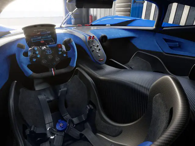 Binnenaanzicht van de Bugatti Bolide met een gedetailleerd dashboard, een racestuur en stoelen van koolstofvezel.