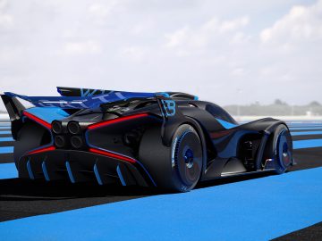 Een futuristische Bugatti Bolide-sportwagen met blauwe accenten geparkeerd op een circuit met blauwe en witte strepen onder een heldere hemel.