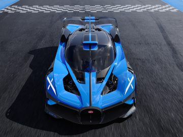 Een blauwe Bugatti Bolide op een racecircuit, van voren gezien, met zijn aerodynamische ontwerp en opvallende markeringen.