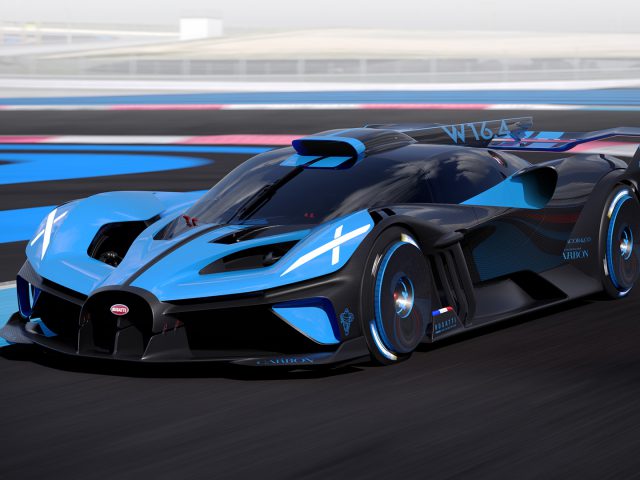 Een blauw-zwarte Bugatti Bolide-sportwagen die over een racecircuit met levendige blauwe en roze stoepranden rijdt.