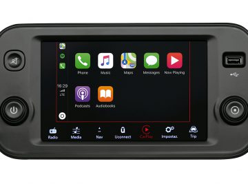 Display van het Fiat Panda Sport-infotainmentsysteem met pictogrammen voor telefoon, muziek, kaarten, berichten en andere apps, omlijst door bedieningsknoppen en knoppen.