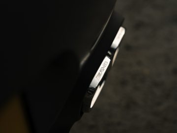 Close-up van het spatbord van een zwarte Mercedes-AMG GT C Roadster met een 'twinturbo'-badge.