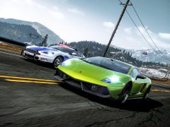 Twee sportwagens, een groene Lamborghini en een zilveren Aston Martin, racen op een bergweg met besneeuwde toppen en een skilift op de achtergrond, die doet denken aan 