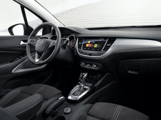 Binnenaanzicht van een Opel Crossland met een stuur met logo, centraal touchscreen en automatische versnellingspook.