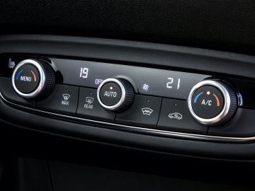 Het klimaatbedieningspaneel van Opel Crossland met temperatuurinstellingen en knoppen voor ontdooien, airconditioning en luchtcirculatie.