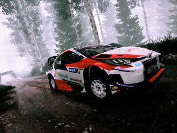 Een Toyota GR Yaris Rally Concept-auto die door een modderige bocht drijft in een mistige bosomgeving.