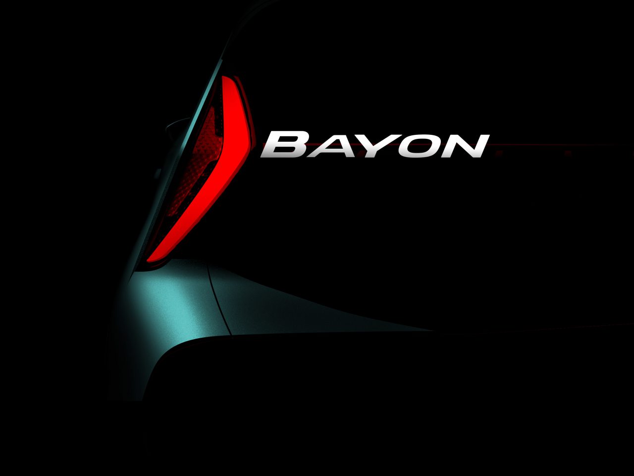 Achteraanzicht van een Hyundai Bayon met een gedeeltelijk achterlicht en het logo "Bayon" rood verlicht op een donkere achtergrond.