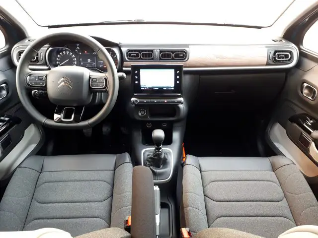Binnenaanzicht van de Citroën C3 met het stuur, het dashboard, het digitale display en de voorstoelen.