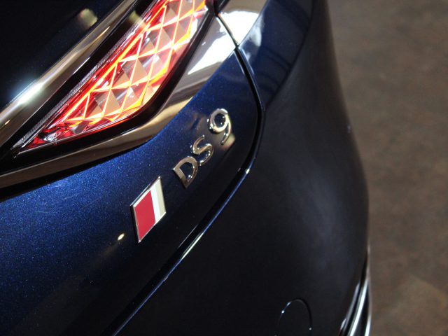 Close-up van het achterdetail van een DS 9-auto met de modelnaam en een deel van het achterlicht.