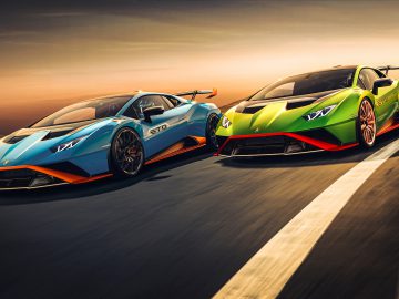 Twee Lamborghini Huracán STO-sportwagens racen op een circuit, de ene blauw en de andere groen, met opvallende aerodynamische kenmerken.