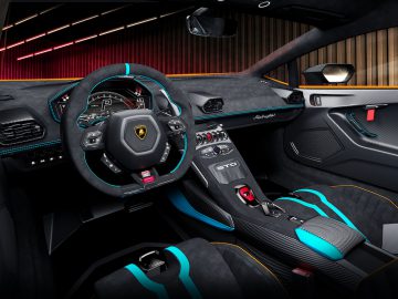Binnenaanzicht van een Lamborghini Huracán STO met het stuur, het dashboard en de stijlvolle blauwgroen en zwarte stoelen.