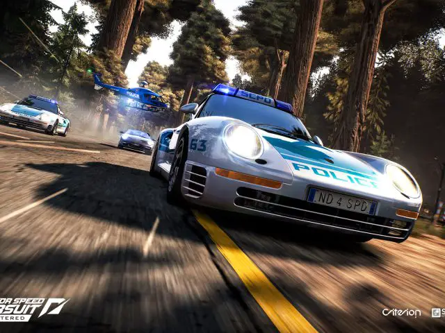 Een snelle politie-achtervolging in een bos uit Need for Speed Hot Pursuit Remastered, waarbij politiesportwagens een witte racewagen achtervolgen op een zonnige dag.