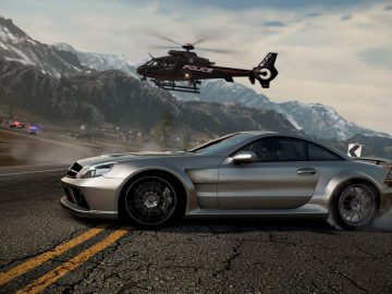 Een zilveren sportwagen uit "Need for Speed Hot Pursuit Remastered" wordt achtervolgd door politievoertuigen en een helikopter op een bergachtige weg.