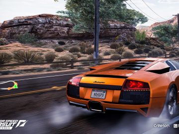 Een oranje Lamborghini racet over een woestijnsnelweg in een scène uit de videogame Need for Speed Hot Pursuit Remastered.