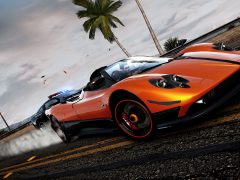 Oranje sportwagenraces op een kustweg met palmbomen op de achtergrond en stormachtige luchten erboven in Need for Speed Hot Pursuit Remastered.