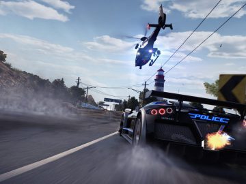 Een Need for Speed Hot Pursuit Remastered politiesportwagen achtervolgt op een snelweg, terwijl een helikopter laag boven je hoofd vliegt. Stof en rook hangen achter de snel rijdende auto.