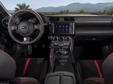 Binnenaanzicht van een Subaru BRZ met het stuur, het dashboard en de middenconsole met touchscreen en klimaatregeling.