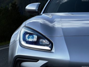 Close-up van de koplamp en het linkervoorgedeelte van een Subaru BRZ met focus op het strakke ontwerp en duidelijke koplampdetails.