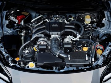 Gedetailleerd overzicht van een Subaru BRZ-motorruimte met verschillende componenten en samenstellingen onder de motorkap van een modern voertuig.