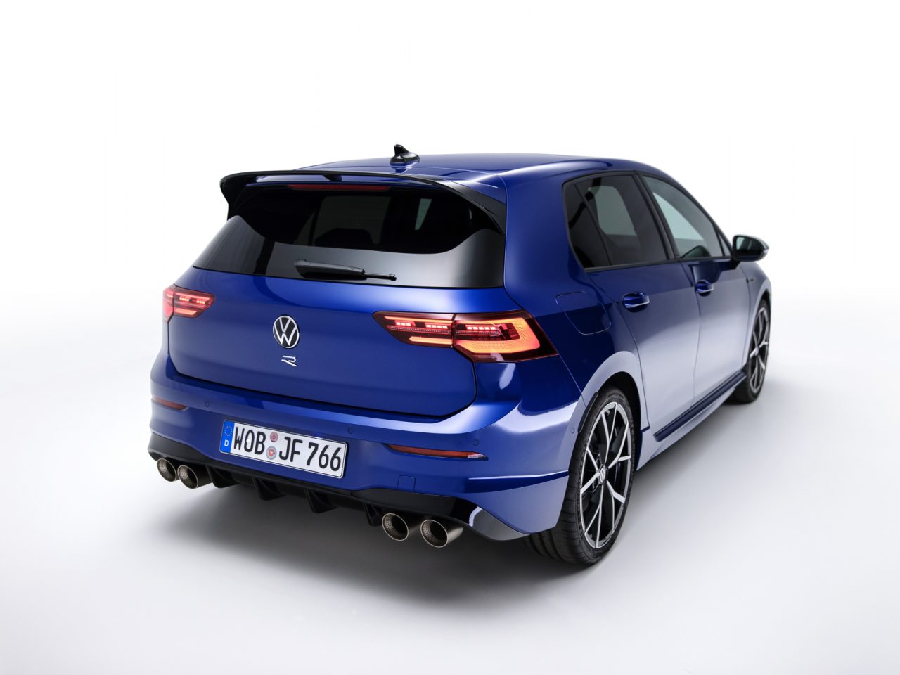 Achteraanzicht van een Volkswagen Golf R op een witte achtergrond, met de dubbele uitlaten, spoiler en opvallende achterlichten.