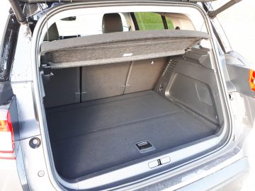 Een open kofferbak van een moderne C5 Aircross Hybrid met een schone en lege laadruimte.