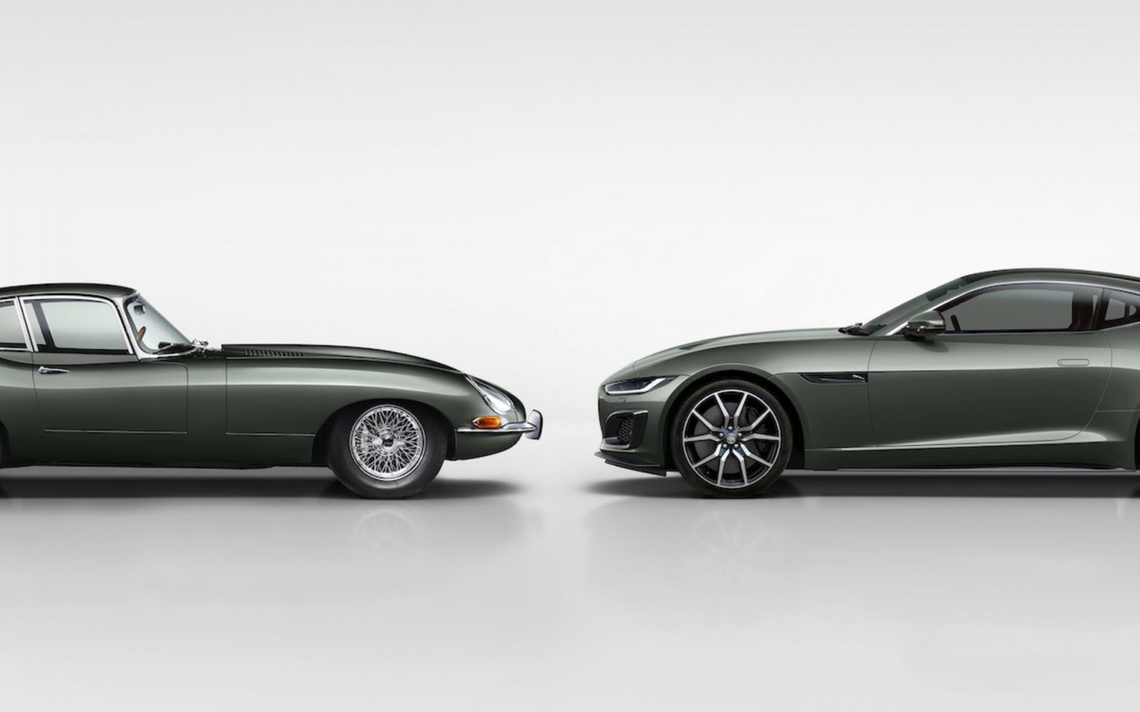 Twee groene auto's, een klassiek model en een moderne Jaguar F-TYPE, tegenover elkaar geplaatst op een witte achtergrond.