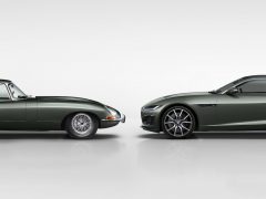 Twee groene auto's, een klassiek model en een moderne Jaguar F-TYPE, tegenover elkaar geplaatst op een witte achtergrond.