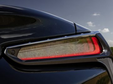 Close-up van het led-achterlichtontwerp van een moderne Lexus LC 500 Convertible, met ingewikkelde details en de glanzende afwerking van de buitenkant van een zwarte auto.