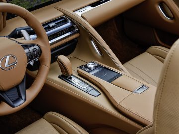 Binnenaanzicht van een Lexus LC 500 Convertible met het stuur, de middenconsole en lederen stoelen met gedetailleerde stiksels.