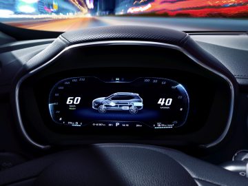 Digitaal dashboard van een MG EHS Plug-in Hybrid die snelheid en andere voertuiggegevens weergeeft, met een dynamisch wazig stadsbeeld op de achtergrond.
