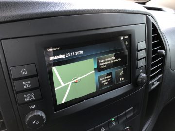 Autodashboard van een Mercedes-Benz Vito met een GPS-navigatiescherm met een wegenkaart en de datum "maandag 23.11.2020" samen met radio-informatie.