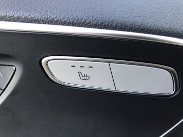 Close-up van het interieur van een Mercedes-Benz Vito autodeur met bedieningsknoppen voor raamverstelling en deurslot, vormgegeven in zilver op een zwart paneel.