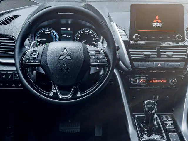 Binnenaanzicht van een Mitsubishi Eclipse Cross PHEV met het stuur, het dashboard en het multimediasysteem.