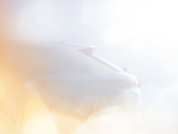 Een gedeeltelijk zichtbare Honda HR-V is gehuld in helder, diffuus licht.